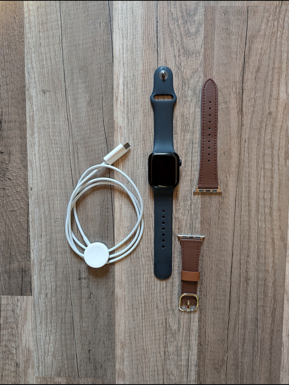 Apple Watch SE (GPS) (2nd Generation) - 40mm, Charging Cord & Leather Strap